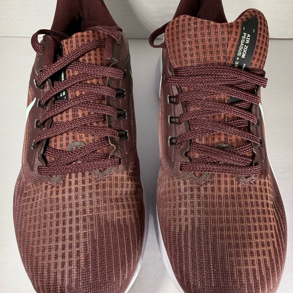 Nike Women's Maroon Sneakers with Mint Swoosh - Picture 6 of 9